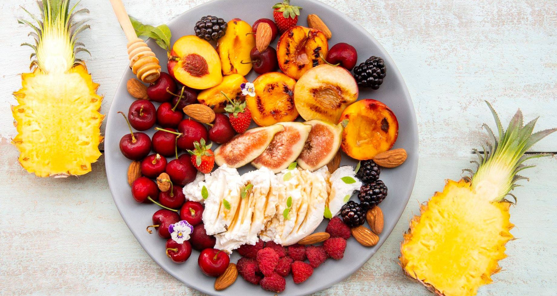 גבינת ריקוטה לצד פירות קיץ