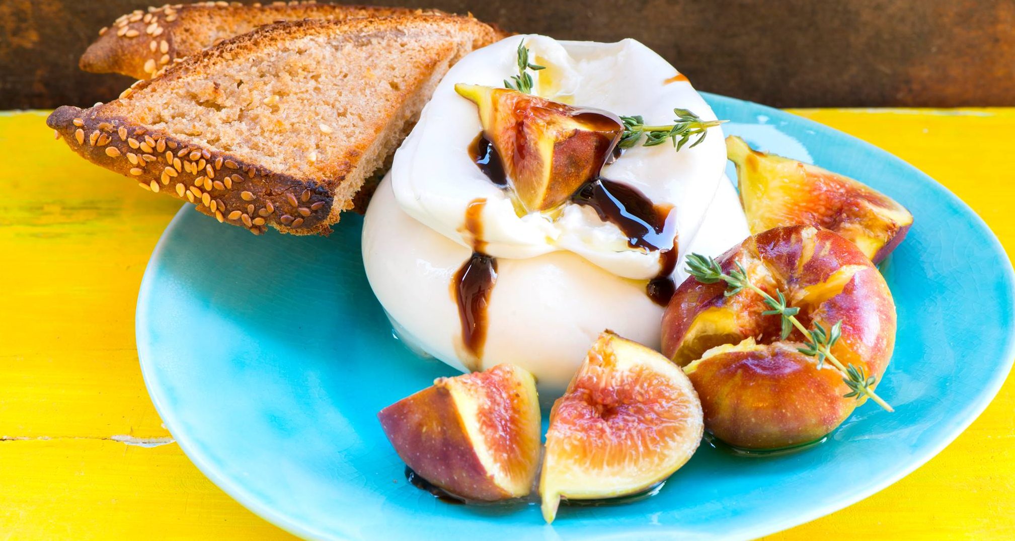 גבינת בוראטה עם תאנים ובלסמי