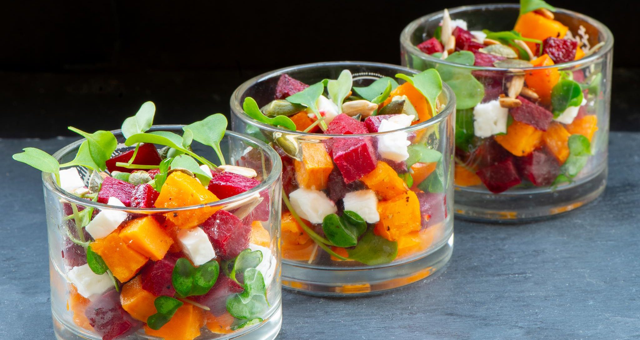 כוסות הגשה עם סלק ובטטה אפויים בתוספת גבינת פטה כבשים