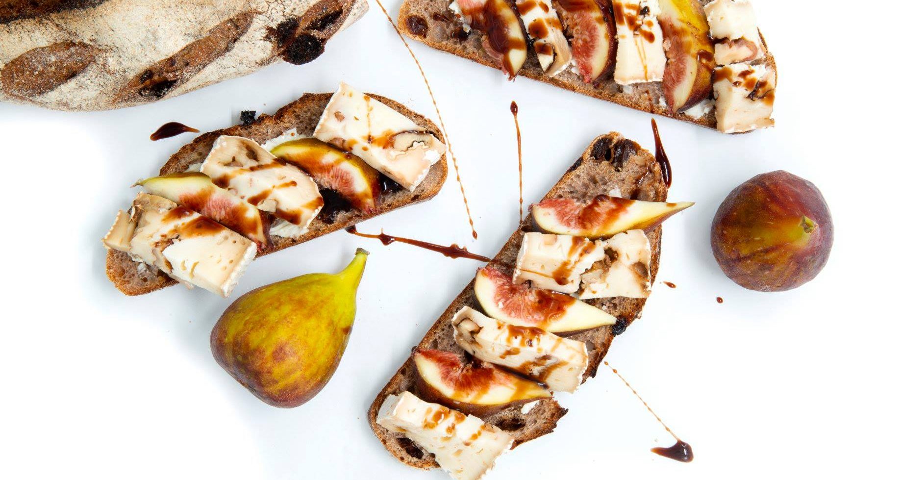 ברוסקטה מלחם אגוזים וצימוקים עם גבינת קממבר ותאנים