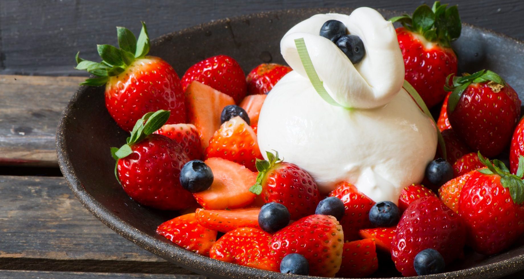 תותים עם גבינת בוראטה