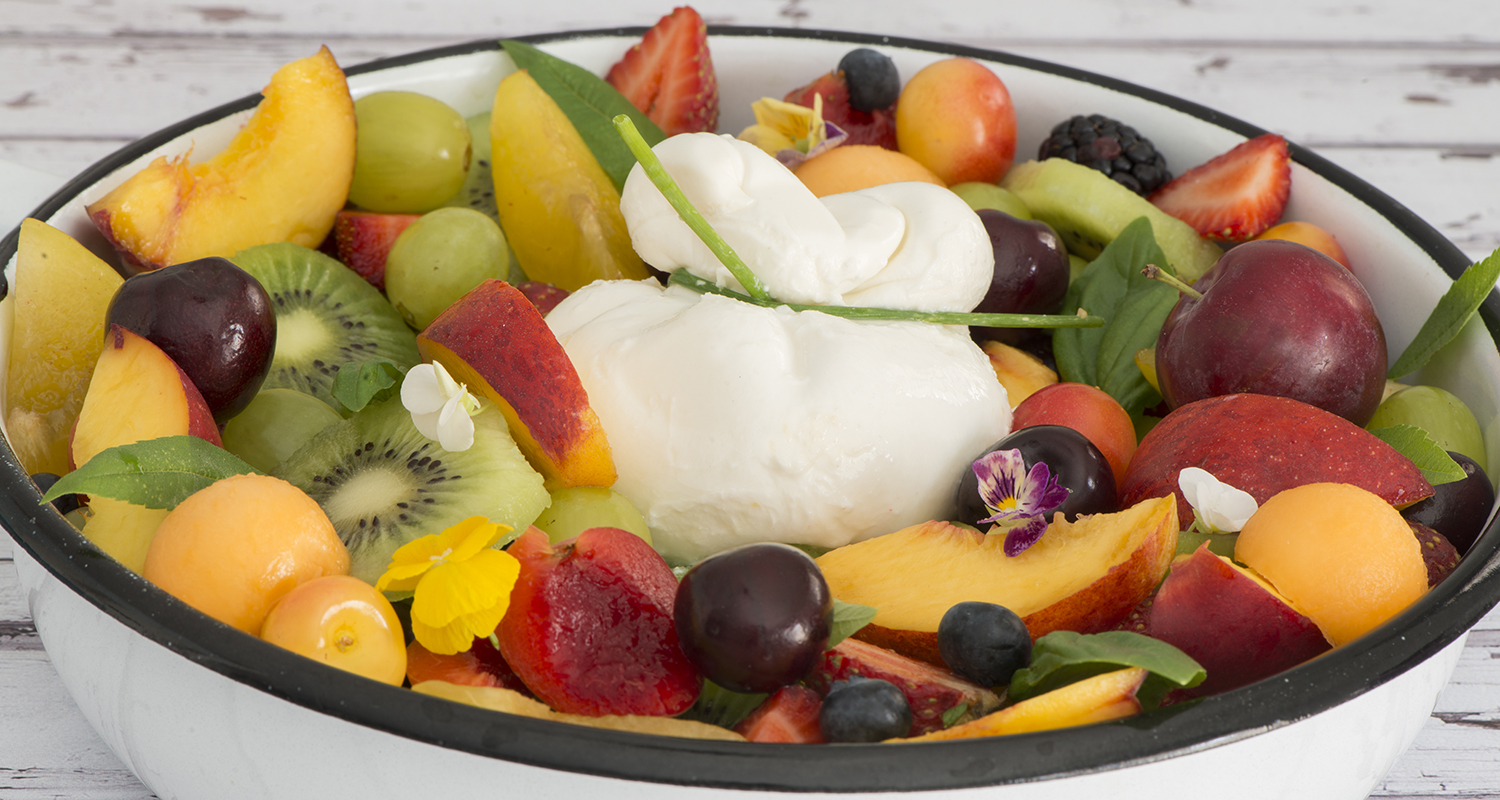 סלט פירות קייצי עם גבינת בוראטה