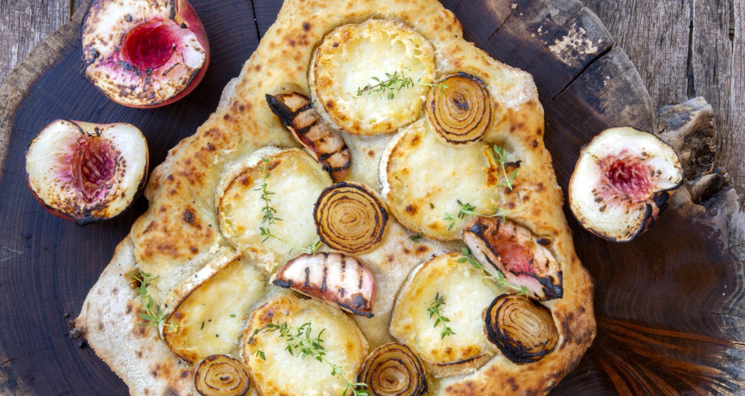 פיצת סנט מור, אפרסקים צלויים ובצלים מקורמלים